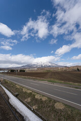 北海道の羊蹄山の雪が積もっている春先の風景