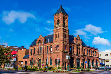 Obraz premium A view the town hall in the centre of Charlottetown, Prince Edward Island, Canada in the fall