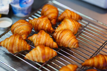 Frische Croissants aus dem Ofen, hausgemacht