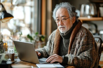 Obraz premium Elderly Man Embracing Digital Learning in a Bright, Cozy Kitchen Setting