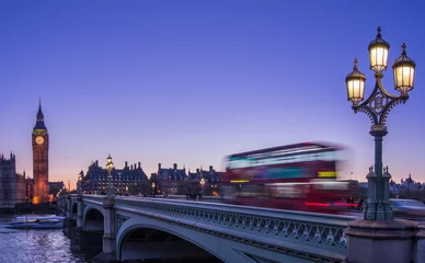 Fototapete Rund Red double-decker bus crosses Westminster Bridge at dusk with Big Ben in the background © onurcepheli