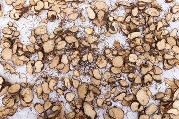 晾晒中药材重楼