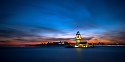 Naklejka premium Majestic sunset view of Maiden's Tower along the Bosphorus Strait in Istanbul