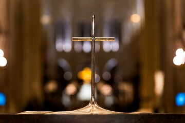 Croix qui se situe à l'entrée de la cathédrale notre dame de Paris