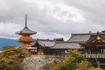 Naklejka premium Sanjunoto pagoda of Kiyomizu-dera Temple under heave autumn clouds.