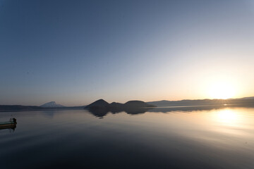洞爺湖の中島と夕焼けの青空と雪の残る羊蹄山