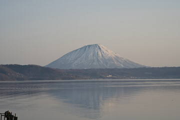 洞爺湖の夕焼けの青空と雪の残る羊蹄山