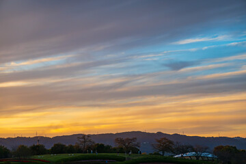 秋の夕暮れと広がる空
