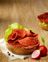 Salami Pfeffer vegan auf halbem Broetchen, vegane Salami, Wurstbrot, Frühstück, Aufschnitt, 