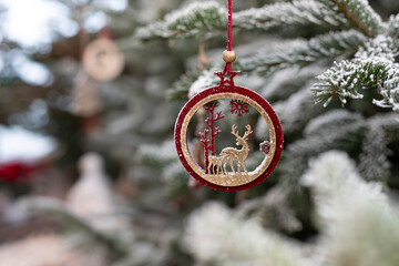 Rentier aus Holz als Baumaufhänger für Weihnachten