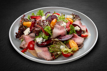 Roast beef salad with cherry tomatoes and orange