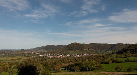 Blick auf die Burgfestung Hohenneuffen mit den drei Kaiserbergen am Horizont. Schwäbischen Alb im Herbst.