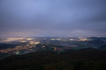 Blaue Stunde und Nebel im Tal.  Ausblick vom Breitenstein ( Ochsenwang ) Schwäbische Alb,  Landkreis Esslingen. Blick Richtung Kirchheim unter Teck und Bisssingen an der Teck.