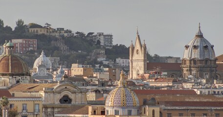 vue d'ensemble du port de Naples, des toits de la ville et du Vésuve en Italie