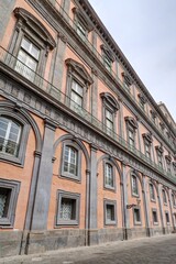 Piazza del Plebiscito à Naples avec le palais royal et la basilique di san francesco di paola