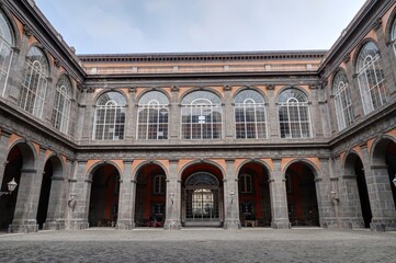 Fototapeta premium Piazza del Plebiscito à Naples avec le palais royal et la basilique di san francesco di paola