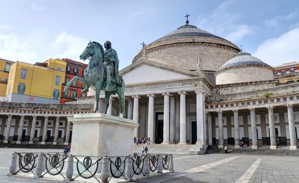 Piazza del Plebiscito &agrave; Naples avec le palais royal et la basilique di san francesco di paola