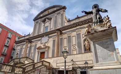 Fototapeta premium dans les rues de Naples en Italie, églises et palais