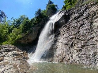 Obraz premium Dundelbachfall I or upper waterfall on the Dundelbach stream - Canton of Obwalden, Switzerland (Dundelbachfall 1 oder der obere Wasserfall am Dundelbach - Kanton Obwald, Schweiz)