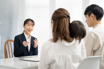 家庭訪問して商品サービスの説明をするビジネスウーマン