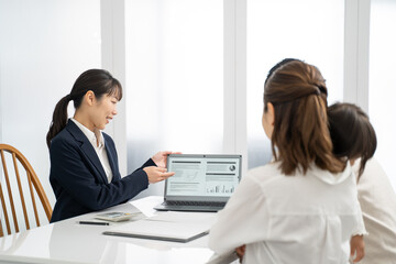 Obraz premium 家庭訪問して商品サービスの説明をするビジネスウーマン