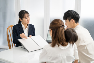 家庭訪問して商品サービスの説明をするビジネスウーマン