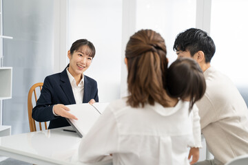 家庭訪問して商品サービスの説明をするビジネスウーマン