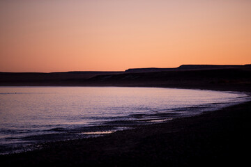 Atardecer con tonos cálidos en Playa El Doradillo, Chubut, Argentina