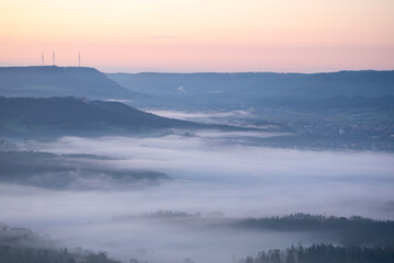 Sonnenaufgang mit Nebel im Filstal. Ausblick vom Hohenstaufen aus Richtung Geislingen an der Steige.