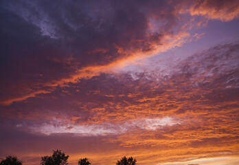 Obraz premium glowing sunset sky with orange, pink, and purple hues fading upward