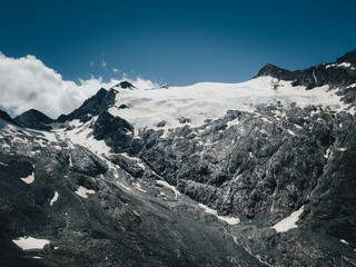 Majest&auml;tische Gletscherlandschaft mit schroffen Felsen