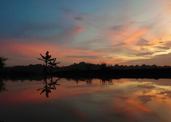 Matahri terbit diatas sungai yang mengalir