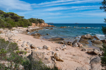 Strandidyll mit Felsen und hellblauem Wasser, Korsika, Palombaggia, 
