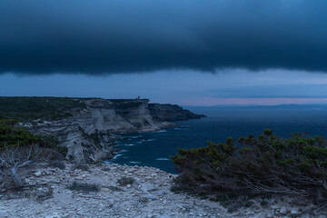 Obraz premium Dunkle Wolke über nächtlicher Steilküste, Korsika