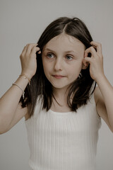 Dunkelhaariges Mädchen, 10, im Portrait