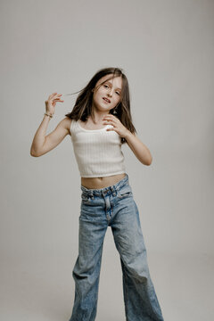 braunhaariges M&auml;dchen, 10, bauchfrei in Blue Jeans