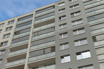 Fototapeta premium A very tall building that features numerous windows and several balconies throughout its design, creating an impressive urban silhouette