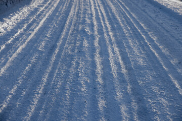 Schneefahrbahn mit fahrspuren auf einer autostrasse