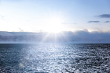 Nebelschwaden an einem Kalten Blauen See bei sonnuntergang