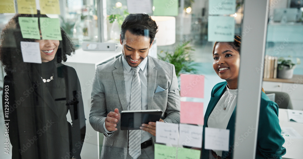 Aufkleber sticky notes, meeting and business people on tablet in office for schedule, brainstorming and proble