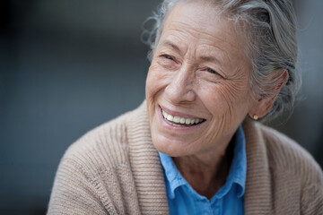 Mujer anciana con cabello blanco sonriendo. Generado con IA