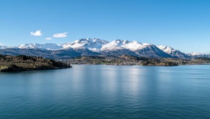 美しい山々と穏やかな水面が広がる風景の中で穏やかな日差しを感じる自然の景観