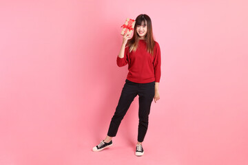 20s woman in red T-shirt