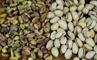 geschälte Pistazien Pistacia vera auf Olivenholz