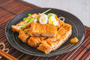 栃尾揚げの煮物　からし添え