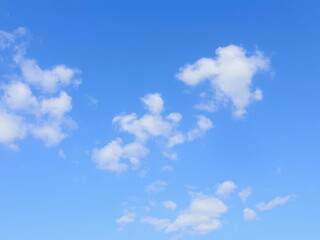 Obraz premium Clear blue sky with scattered light clouds creating a peaceful and serene atmosphere, serene, beauty