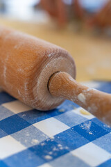 Teigrolle zum Backen, mit Mehl