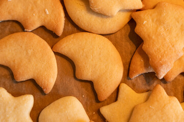 Weihnachtspl&auml;tzchen, frisch gebacken auf Backpapier
