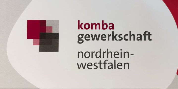 Sicht auf das komba-Logo am 10. Dezember 2024 in Duisburg, Deutschland