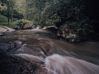Rochas e cachoeira, natureza da serra da Mantiqueira.